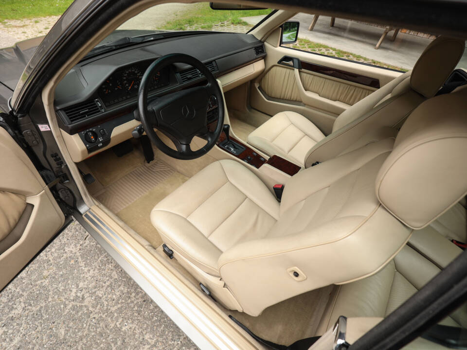 Imagen 8/74 de Mercedes-Benz E 320 (1994)