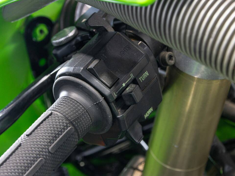 Image 15/50 of Kawasaki ZX-R 400 (1990)