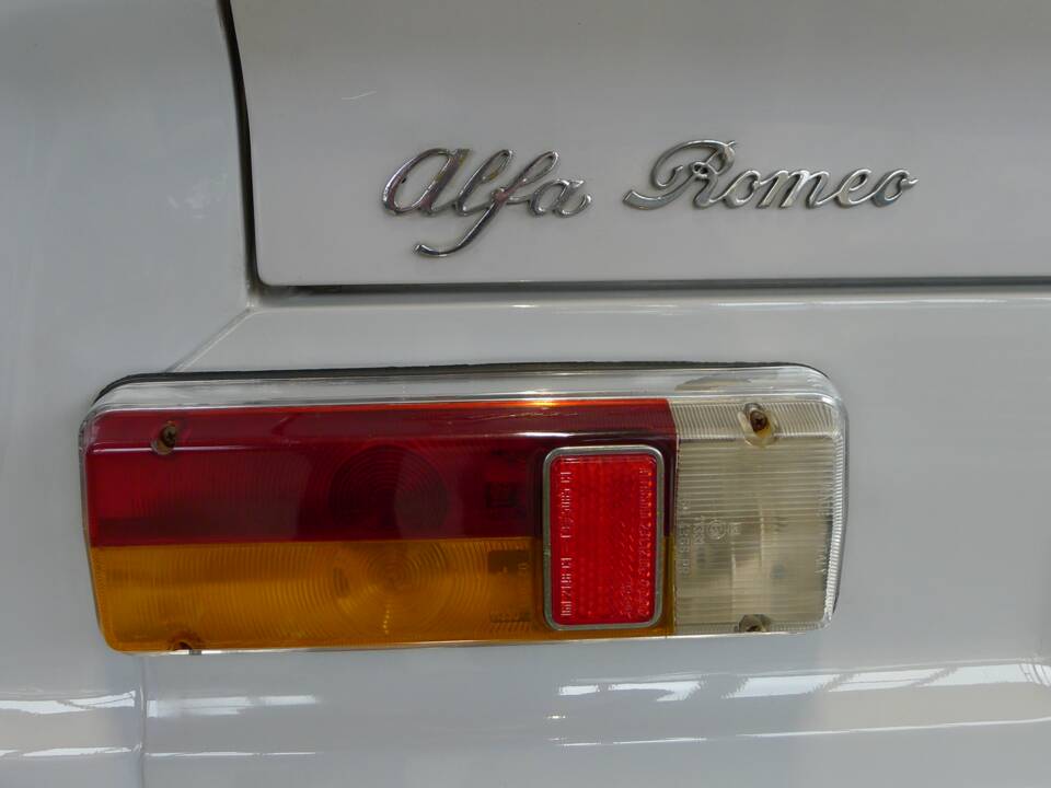 Image 28/34 of Alfa Romeo Giulia Nuova Super 1600 (1974)