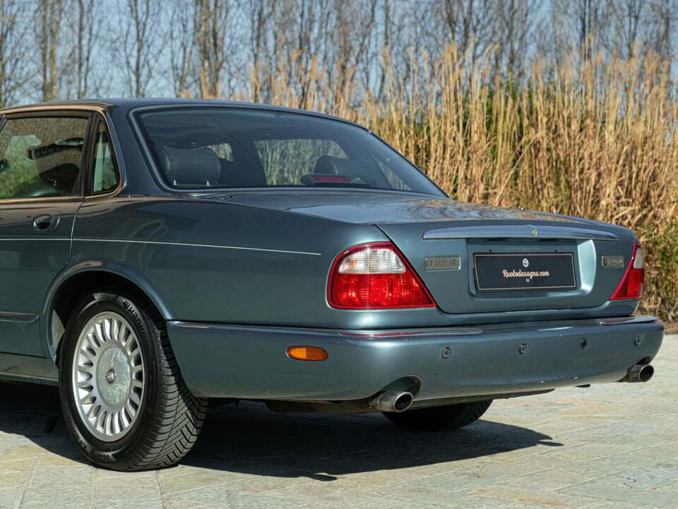 Bild 15/50 von Jaguar XJ 8 Executive (1997)