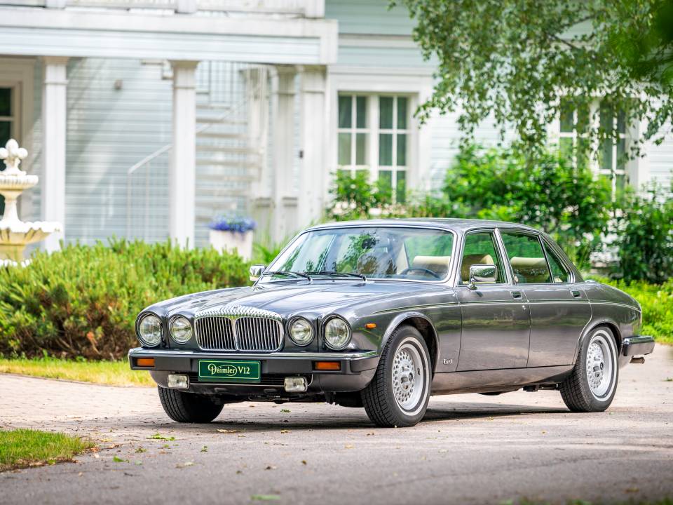 Image 1/42 of Daimler Double Six (1989)