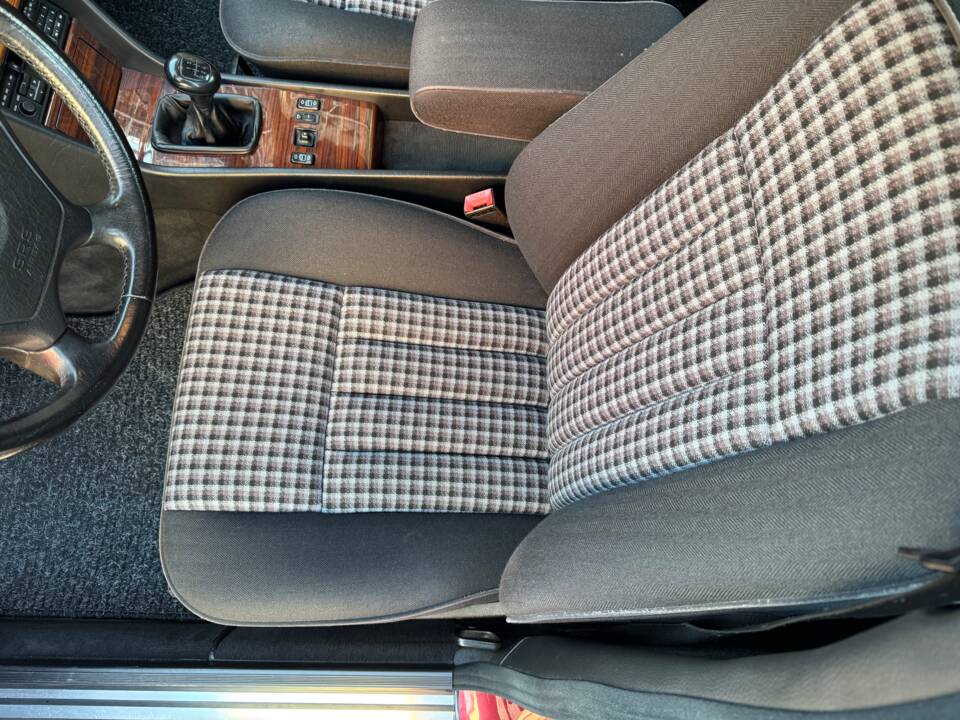 Immagine 19/75 di Mercedes-Benz 230 E (1992)