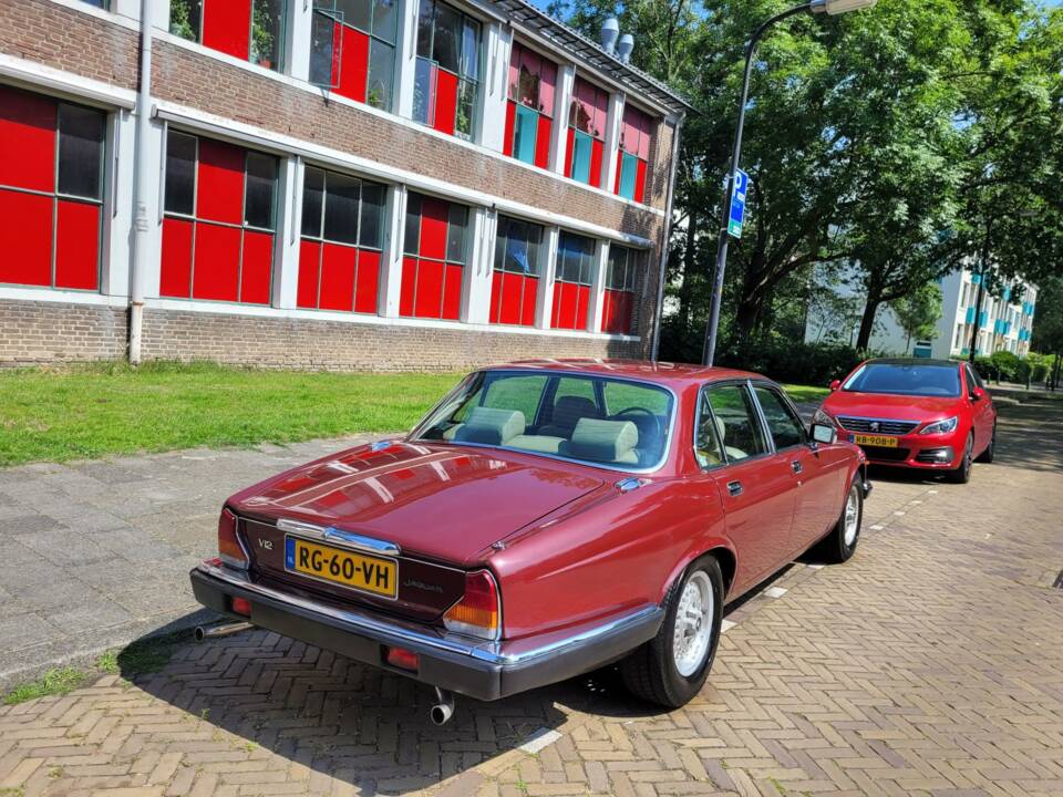 Image 9/20 of Jaguar XJ 12 (1986)