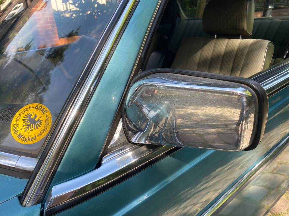 Image 17/66 of Mercedes-Benz 230 CE (1981)
