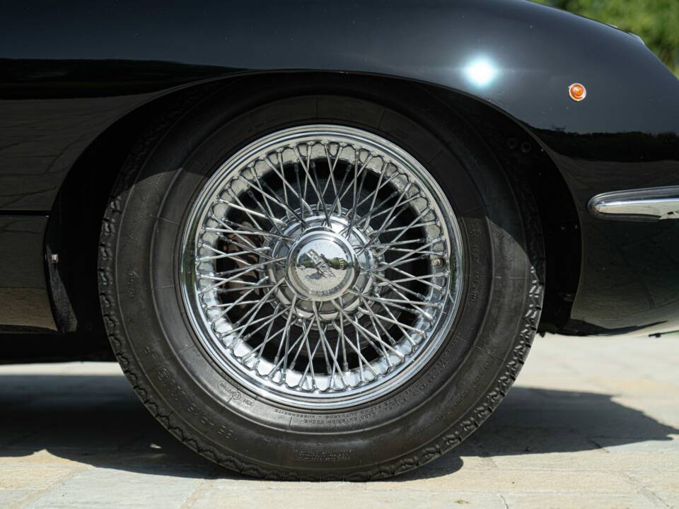 Image 18/50 de Jaguar E-Type (1968)