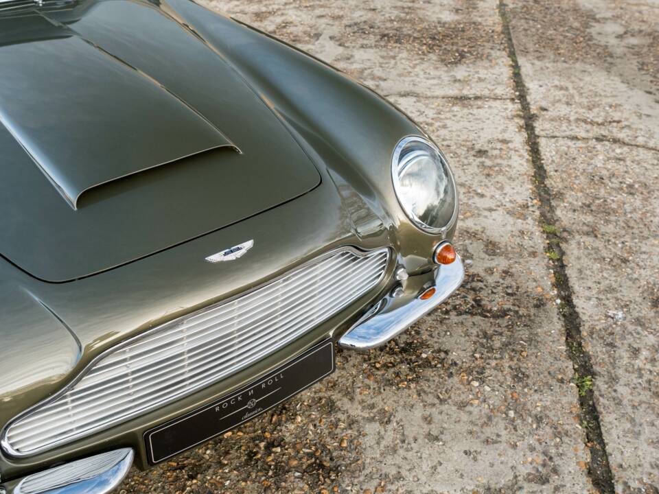 Immagine 14/36 di Aston Martin DB 6 Mk II (1970)