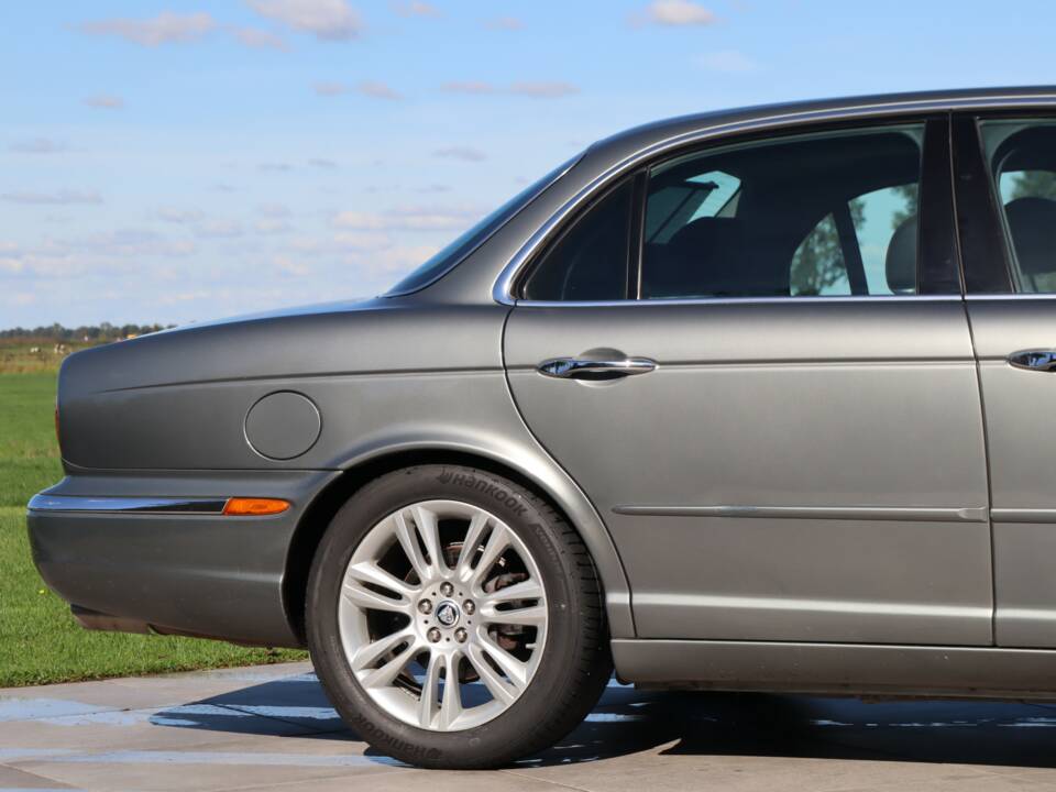 Image 35/50 of Jaguar XJ 8 4.2 (2004)