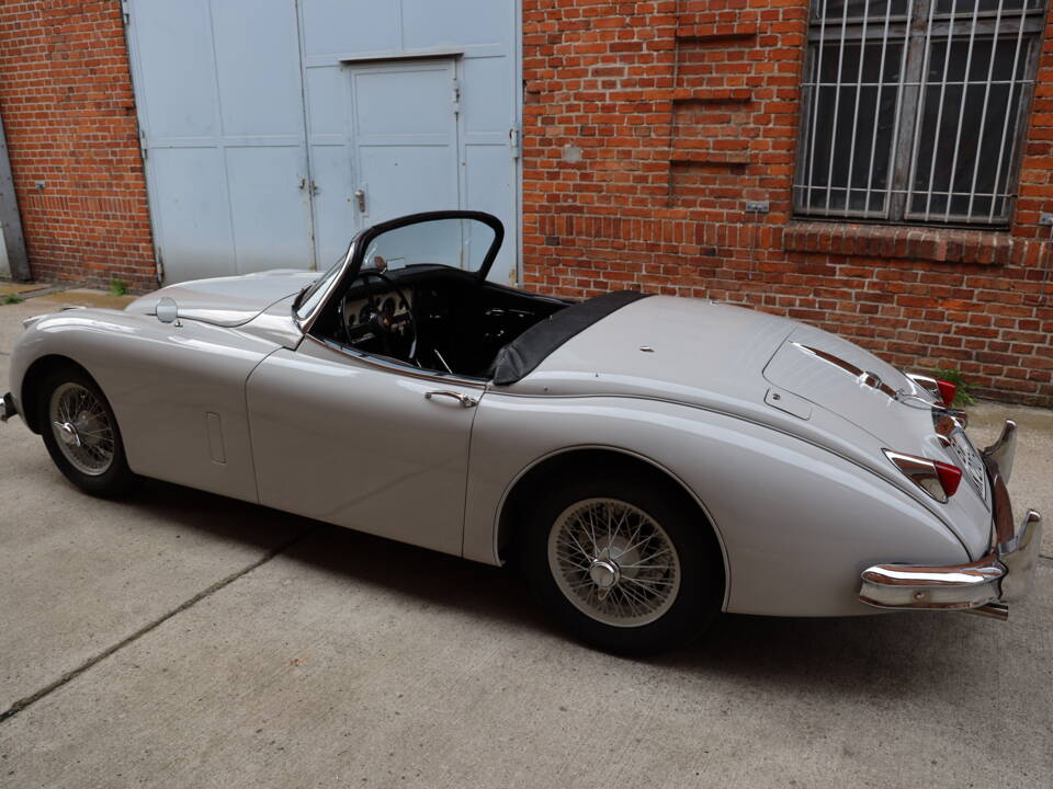 Image 3/91 of Jaguar XK 150 OTS (1958)