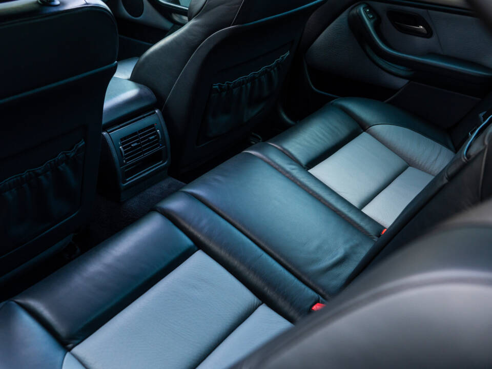 Image 22/56 of BMW M5 (2000)