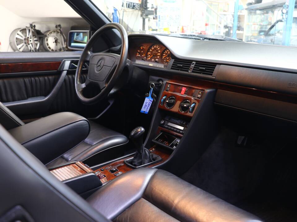 Immagine 19/43 di Mercedes-Benz E 200 (1994)