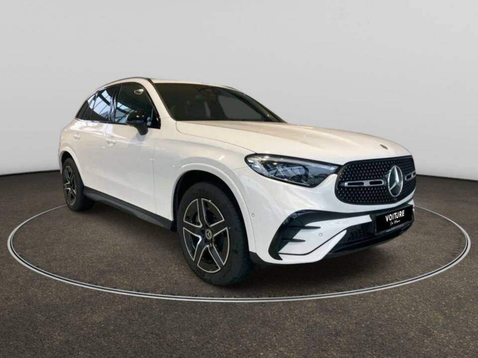 Image 3/10 of Mercedes-Benz GLC 300 4MATIC (2023)
