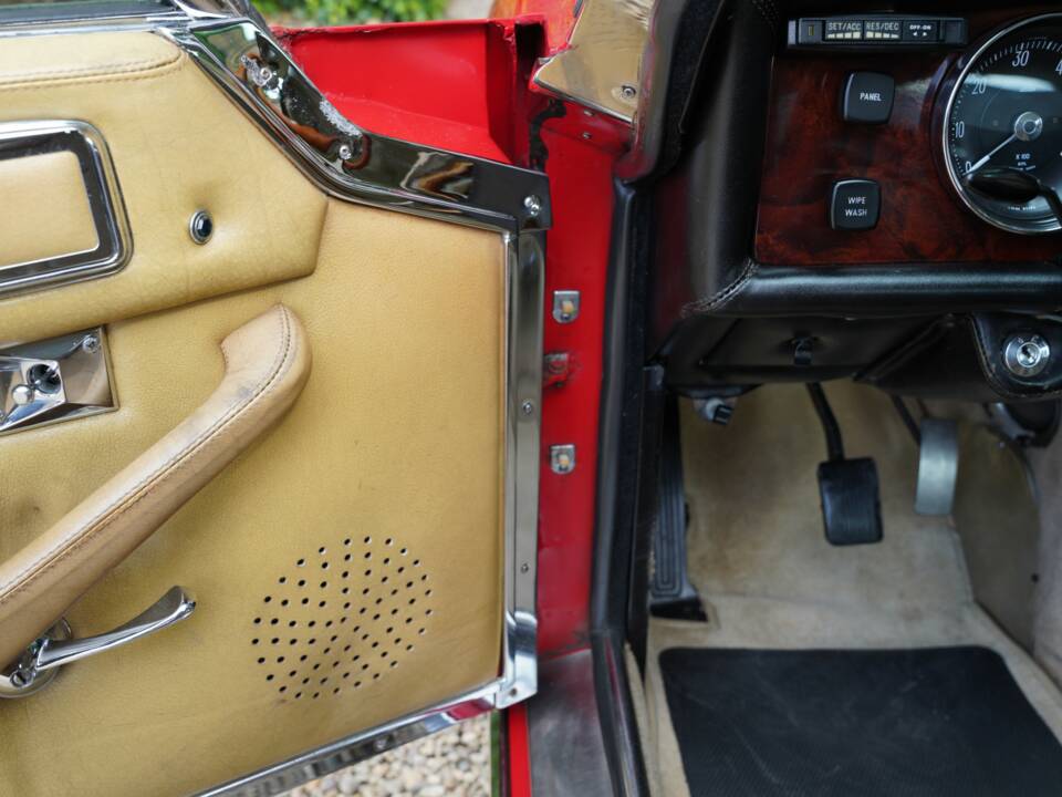 Image 20/50 of Jensen Interceptor MK III (1976)