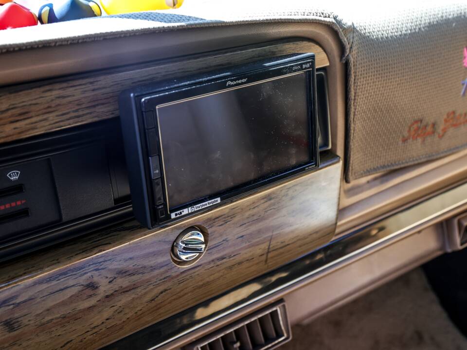 Bild 8/44 von Jeep Grand Wagoneer (1988)
