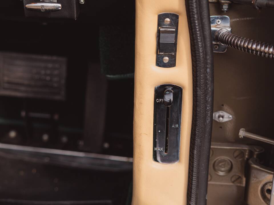 Image 71/99 of Aston Martin DB 6 Volante (1968)