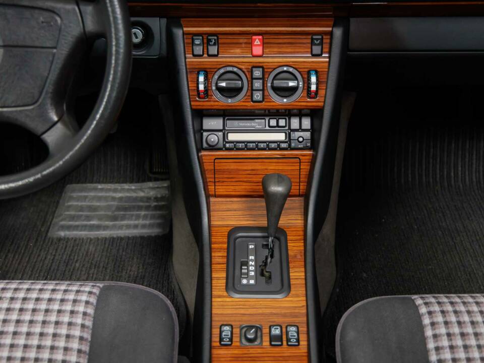 Bild 21/40 von Mercedes-Benz E 220 (1995)