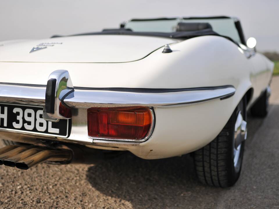 Image 36/39 of Jaguar E-Type V12 (1972)