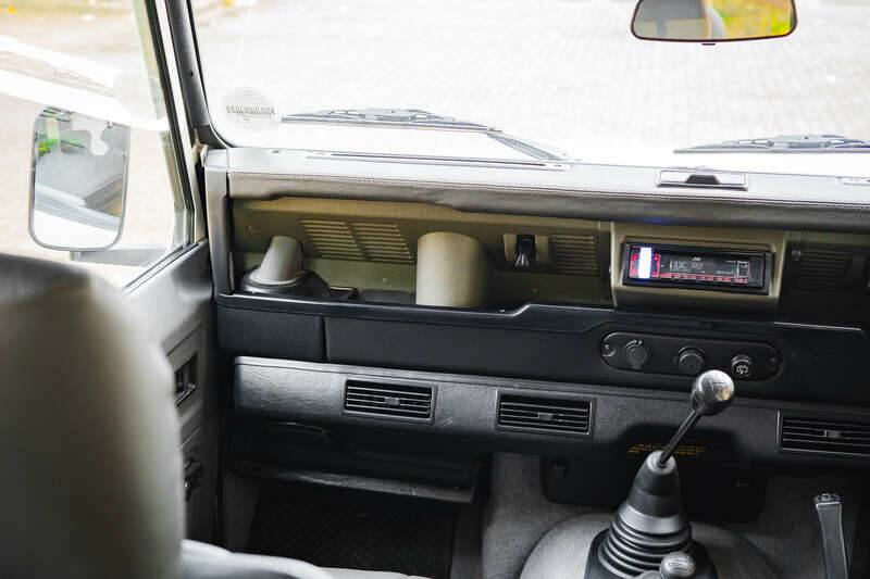 Image 35/41 of Land Rover Defender 90 "50th Anniversary" (1999)