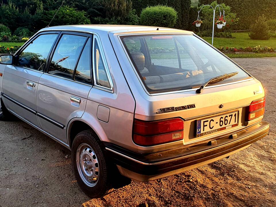 Image 2/12 of Mazda 323 (1986)