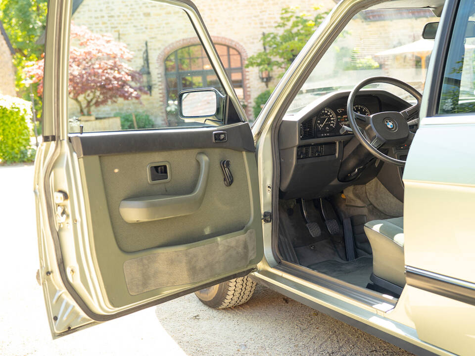 Image 28/63 of BMW 528i (1984)