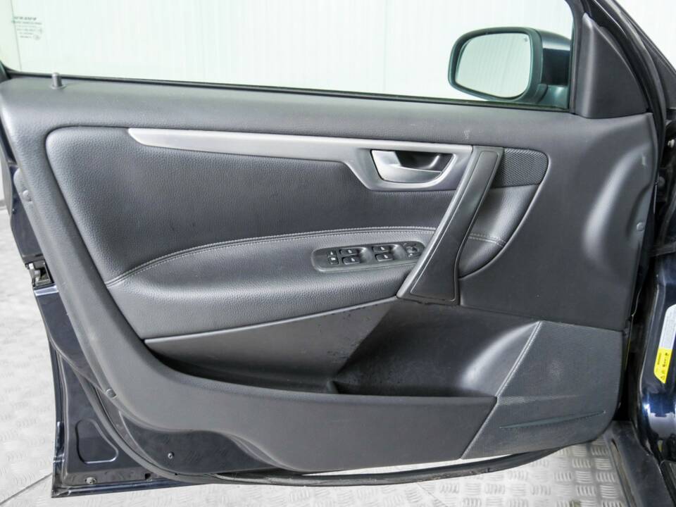 Bild 31/48 von Volvo V 70 2.4 (2006)