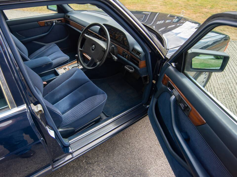 Bild 9/29 von Mercedes-Benz 300 SE (1990)