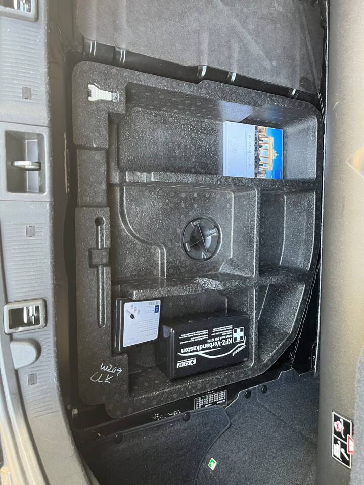 Image 45/46 of Mercedes-Benz CLK 320 (2003)