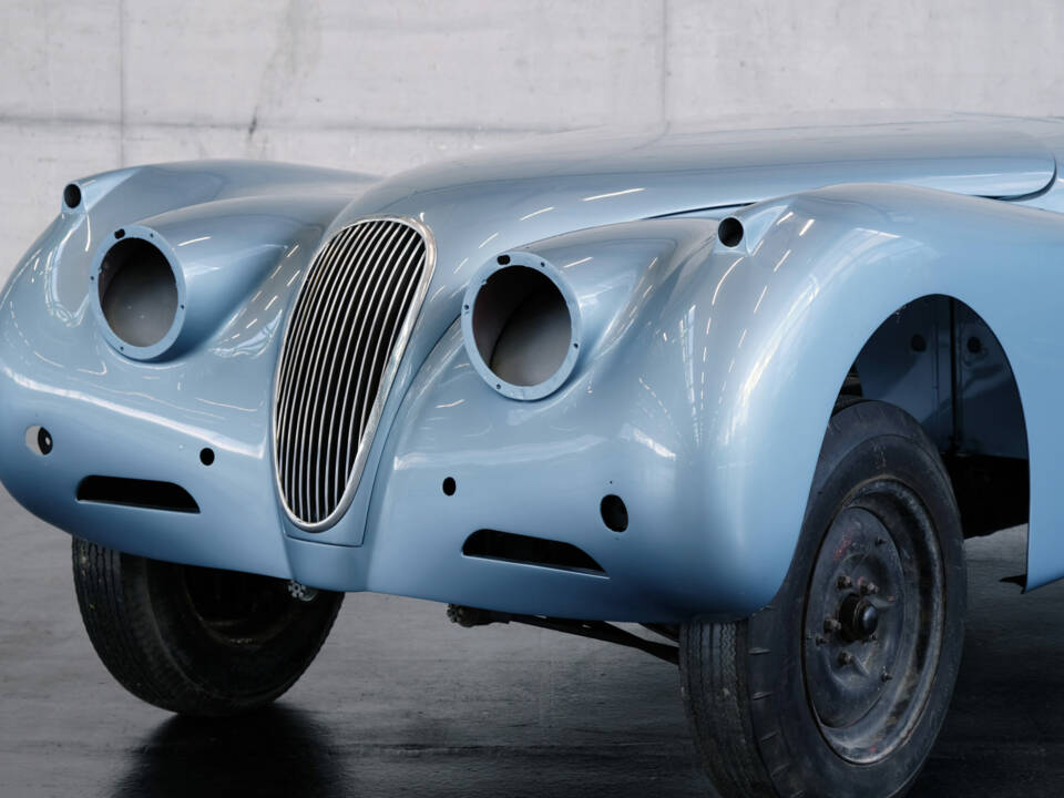 Image 4/23 of Jaguar XK 120 OTS (1953)