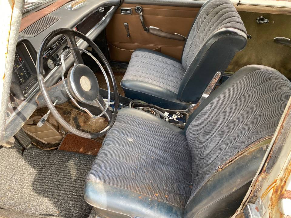 Image 11/26 of Mercedes-Benz 200 D Universal (1966)