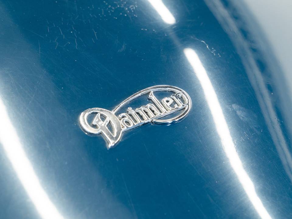 Image 11/46 of Daimler V8-250 (1969)