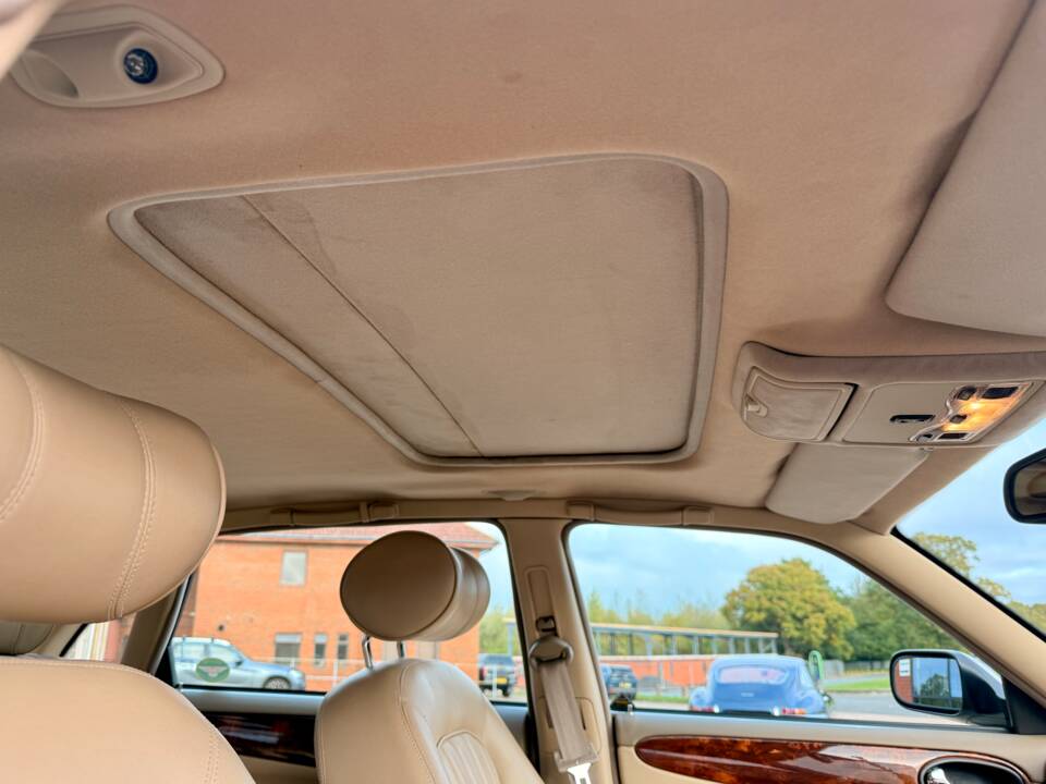 Bild 27/32 von Jaguar XJ 8 Sovereign (1999)