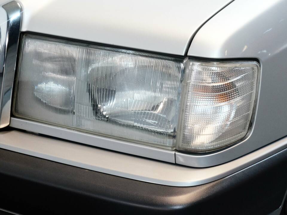 Bild 24/32 von Mercedes-Benz 190 E 1.8 (1991)