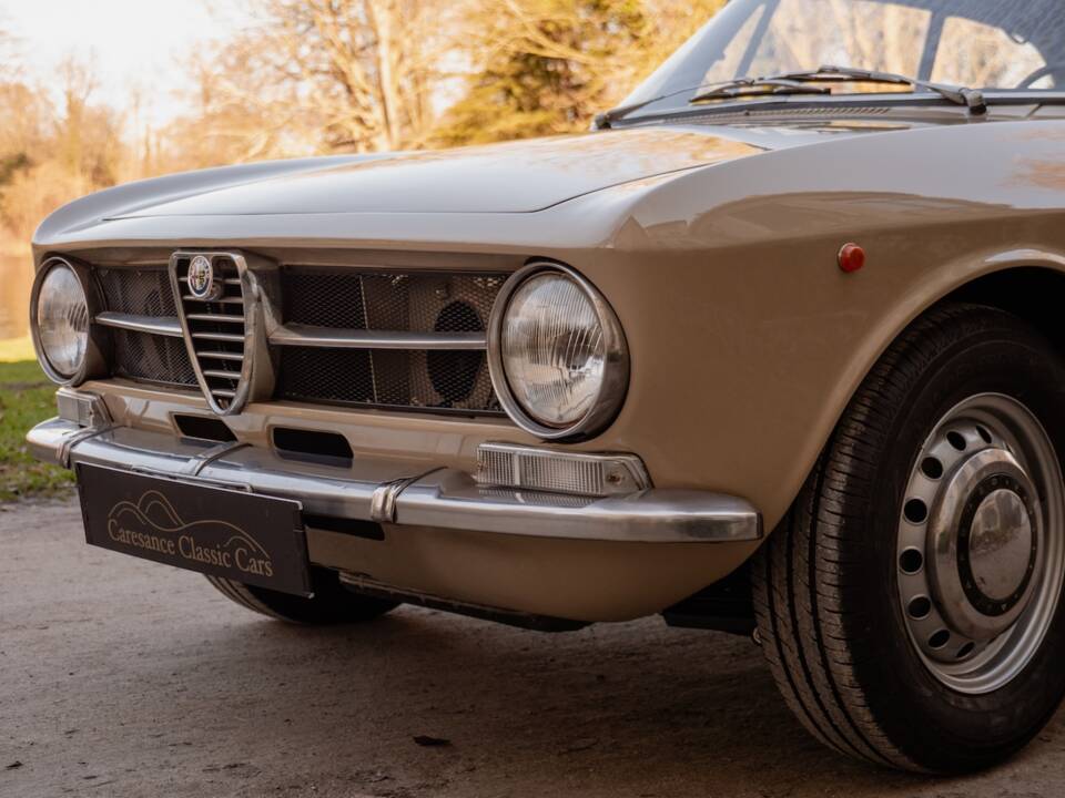 Image 5/54 of Alfa Romeo Giulia GT 1300 Junior (1972)