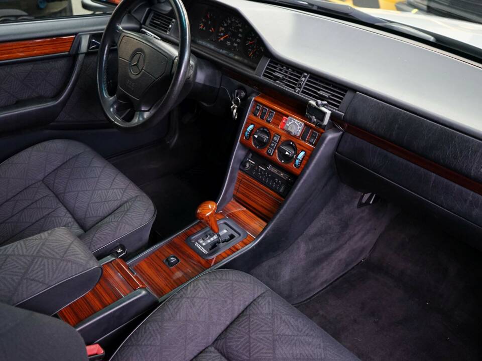 Image 12/36 de Mercedes-Benz E 220 T (1993)