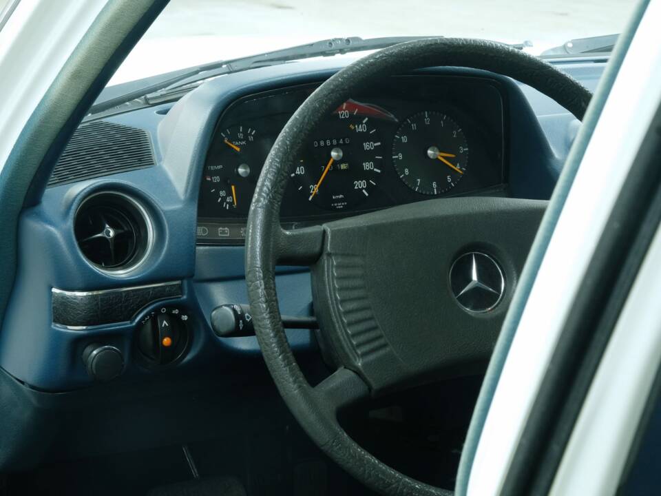 Bild 23/50 von Mercedes-Benz 230 (1977)