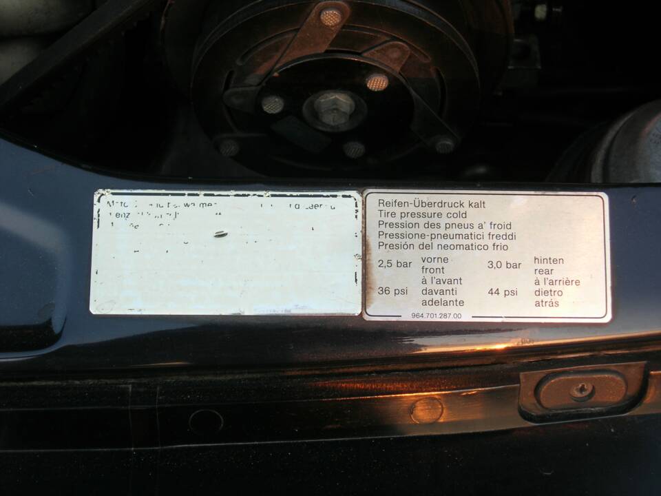 Image 37/42 of Porsche 911 Carrera 2 (1991)