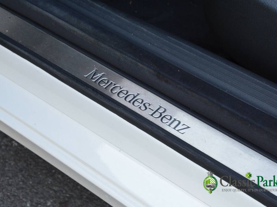 Image 18/50 of Mercedes-Benz E 500 T (2004)