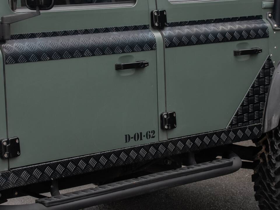 Image 36/50 de Land Rover Defender 110 Crew Cab SE (2010)