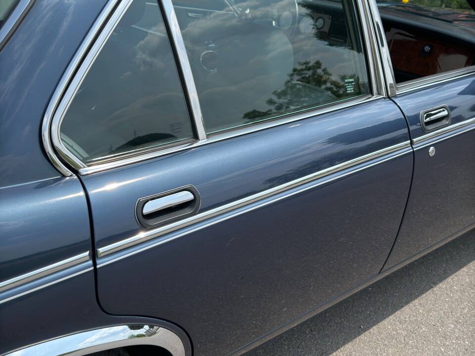 Image 8/20 of Daimler Double Six (1992)