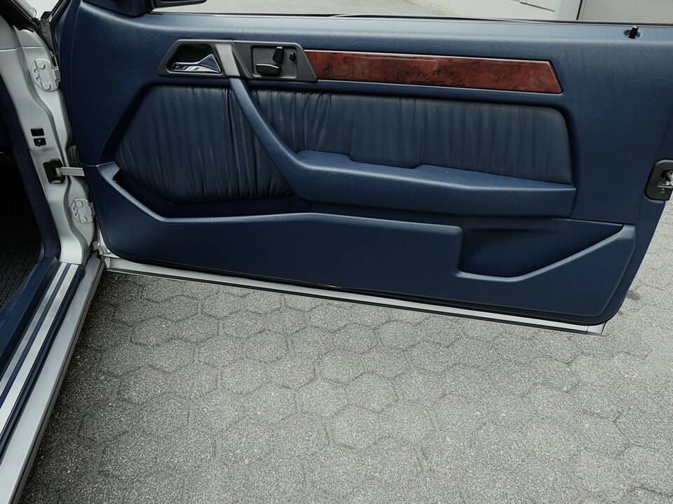 Image 30/69 of Mercedes-Benz E 320 (1994)