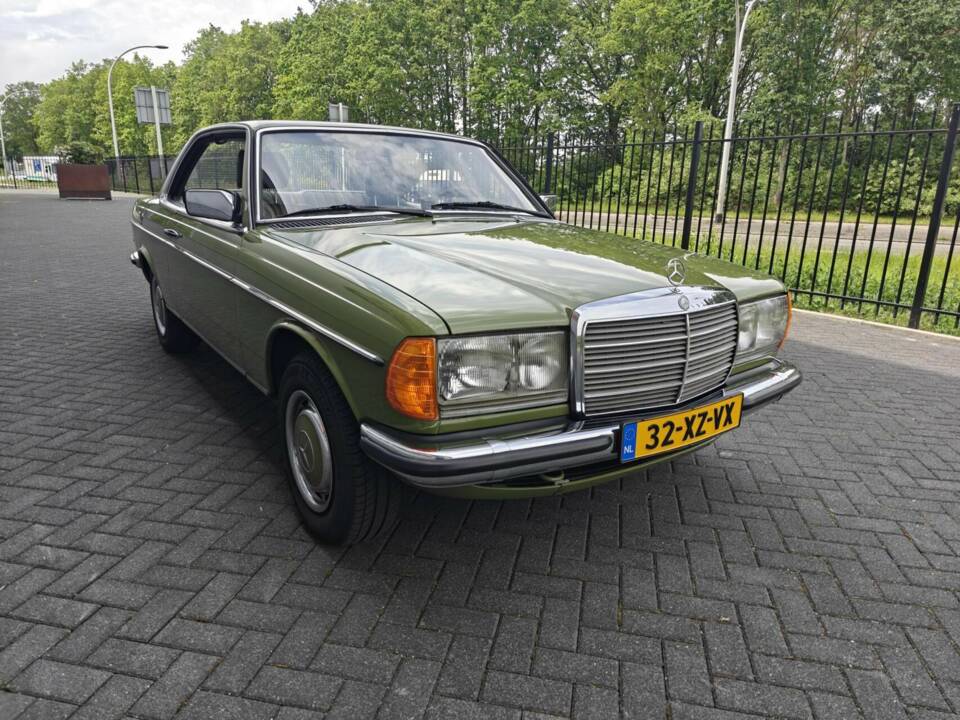Immagine 14/50 di Mercedes-Benz 230 CE (1982)