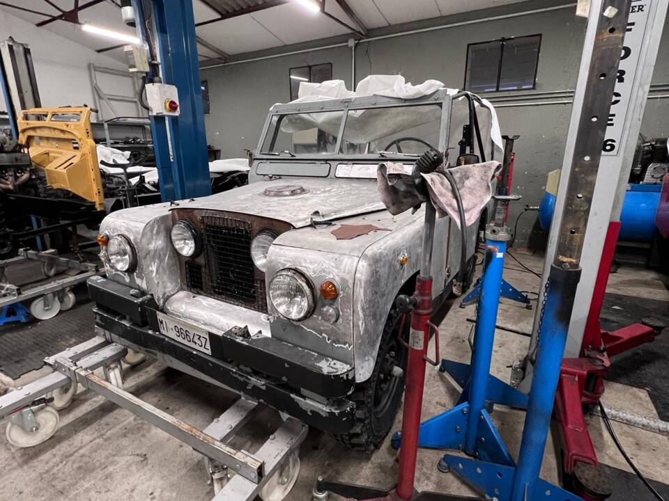 Image 15/17 of Land Rover 88 (1980)