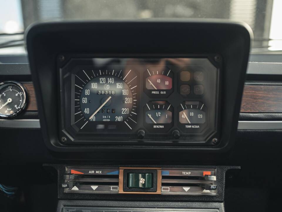 Image 17/32 of Alfa Romeo Alfetta GTV 2000 (1977)