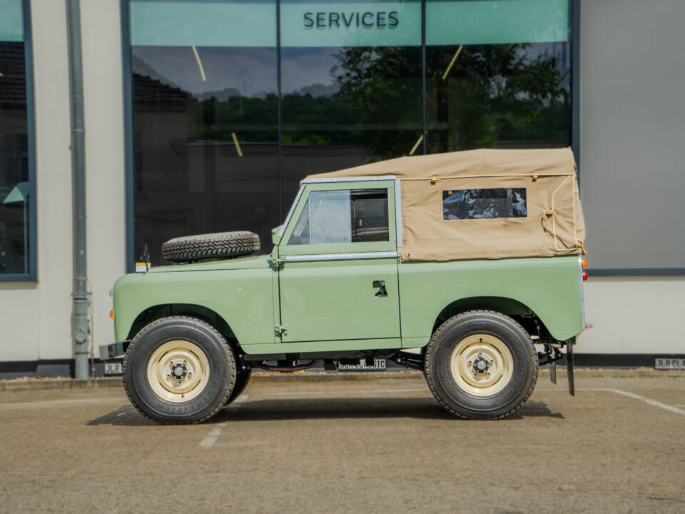 Image 3/30 of Land Rover 88 (1971)