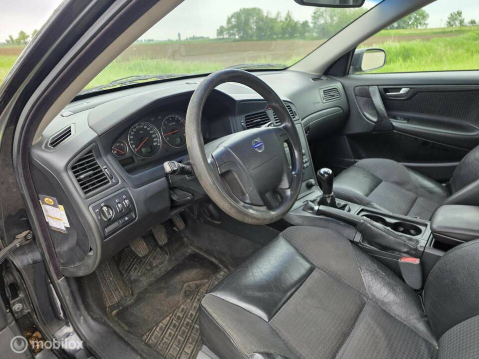 Bild 12/23 von Volvo V 70 2.4 (2003)