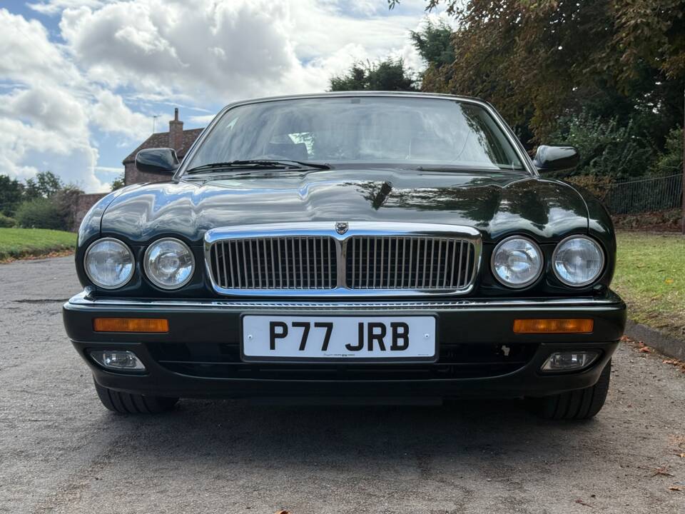 Image 8/31 of Jaguar XJ 6 4.0 Sovereign (1996)