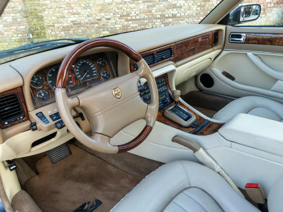 Image 28/50 of Jaguar XJ 6 4.0 Sovereign (1995)