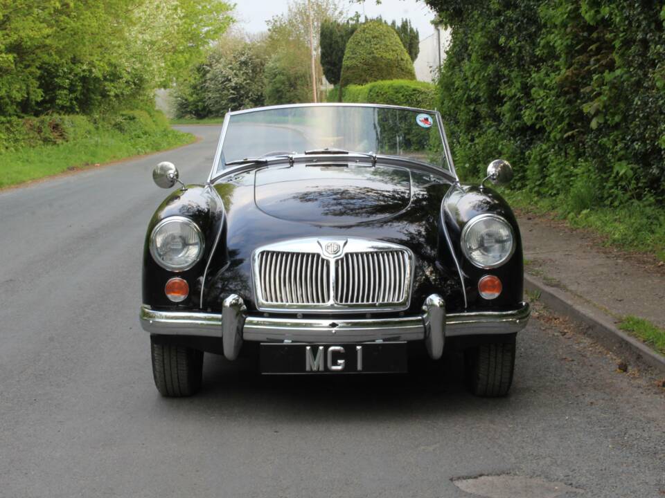 Image 2/19 of MG MGA 1600 (1959)