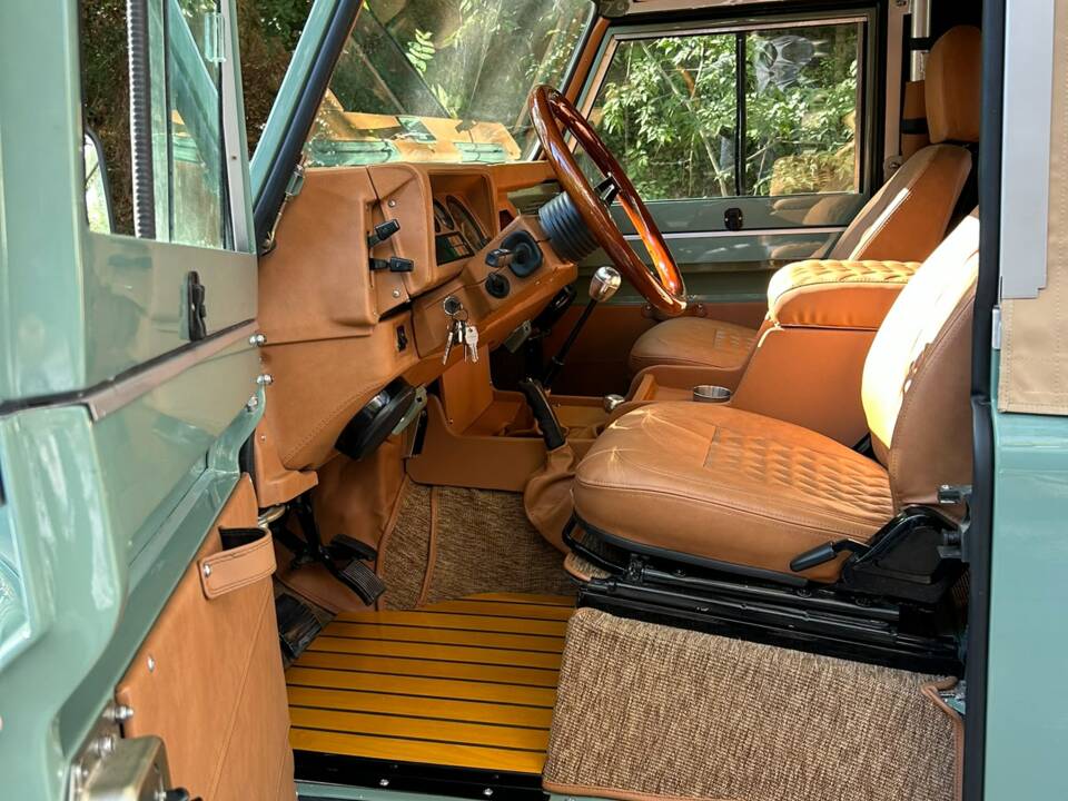Image 18/72 of Land Rover 90 (1987)