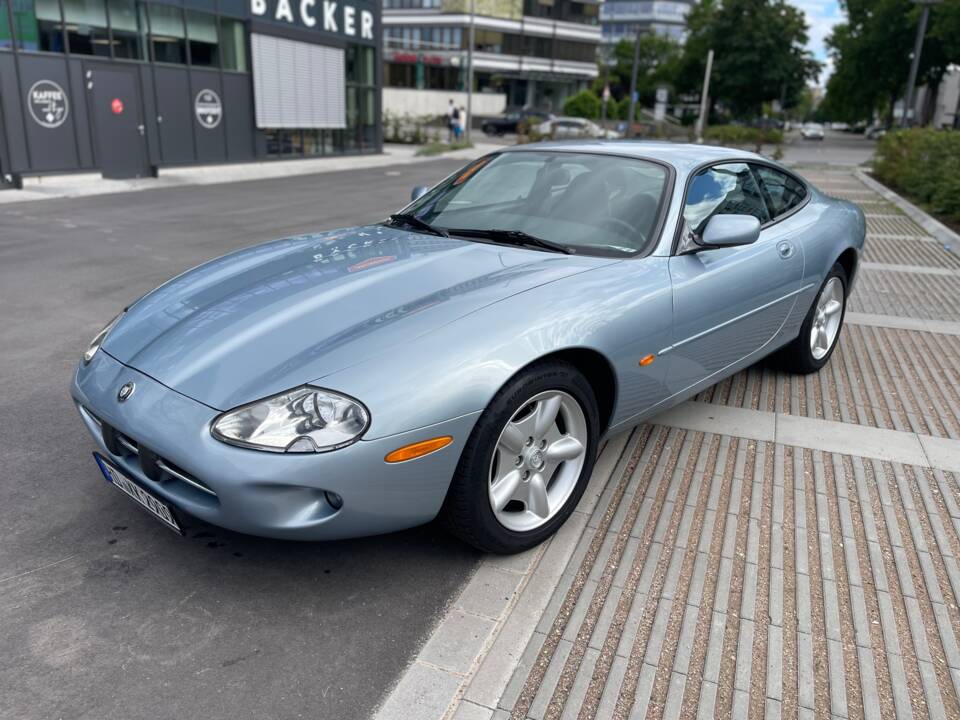 Image 6/8 of Jaguar XK8 4.0 (1997)