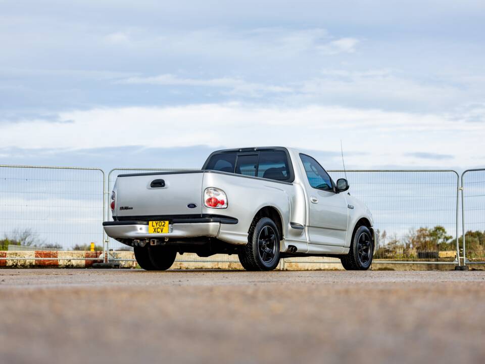 Image 12/50 of Ford F-150 SVT Lightning (2002)